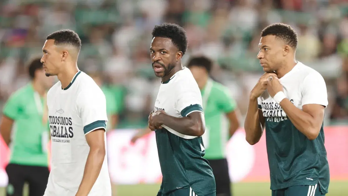 Konaté, Vinícius y Mbappé con la camiseta «Todos Somos Caballas»